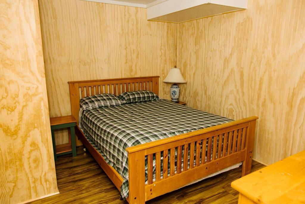 Dingle Run Lodge At Sir Sam'S Haliburton Exterior photo